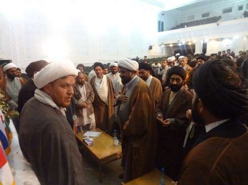 مجلس وحدت مسلمین پاکستان کے جنرل سیکرٹری خطاب کے بعد علماء کرام سے مصافحہ کرتے ہوئے