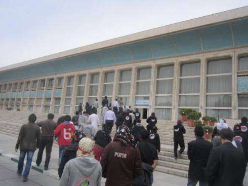 گلوبل مارچ ٹو یورشلم کے شرکاء کا تہران میں ایرانی پارلیمنٹ کا دورہ