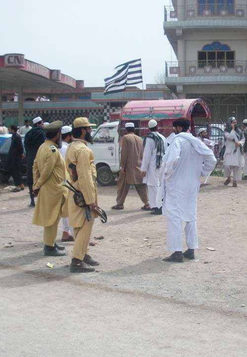 جمعیت علماء اسلام کے رضا کار سیکورٹی کا انتظام سنبھالے ہوئے ہیں