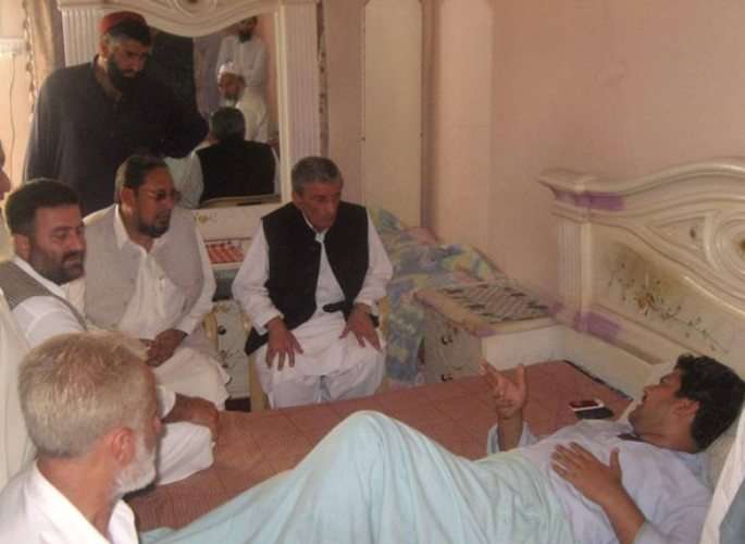 زخمی کارکن ساجد حسن زئی کی عیادت کرتے ہوئے