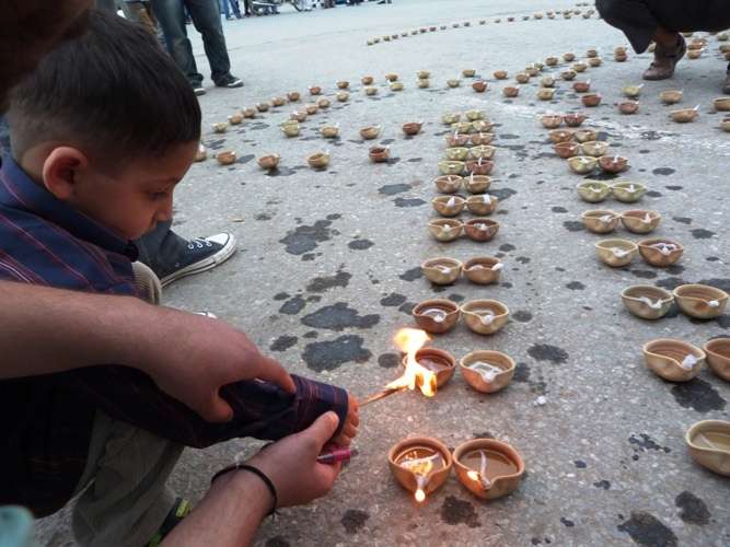 پارلیمنٹ کے سامنے ننھے بچوں کا چراغاں، شہداء کو منفرد انداز میں خراج تحسین