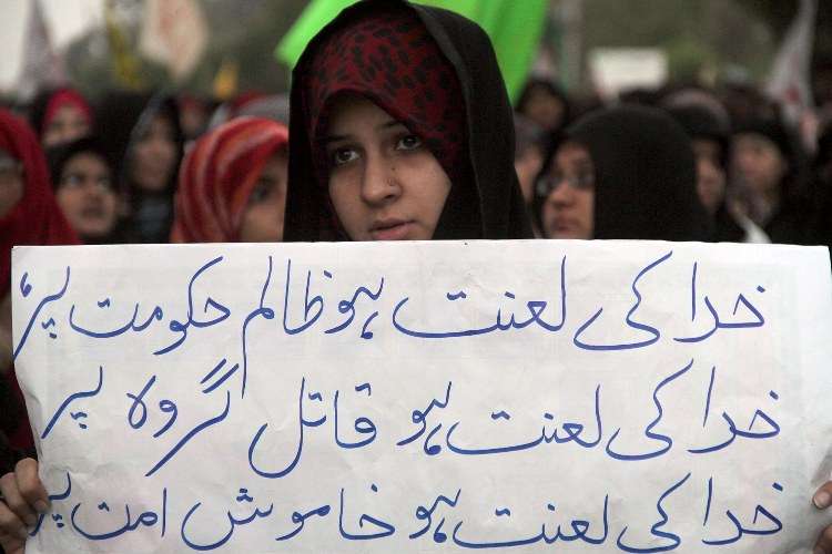 ایم ڈبلیو ایم اور آئی ایس او کی جانب سے ملک بھر کی طرح کراچی میں بھی نمائش چورنگی پر احتجاجی علامتی دھرنا دیا گیا۔