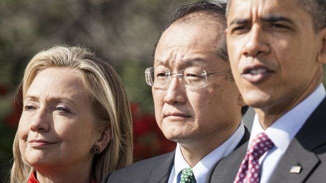 Jim Yong Kim (C) stands with US President Barack Obama (R) and Secretary of State Hillary Rodham Clinton (L).