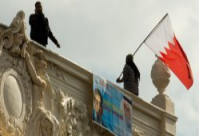 دو جوان معترض بحرینی همچنان بر فراز سفارت بحرین در لندن حضور دارند