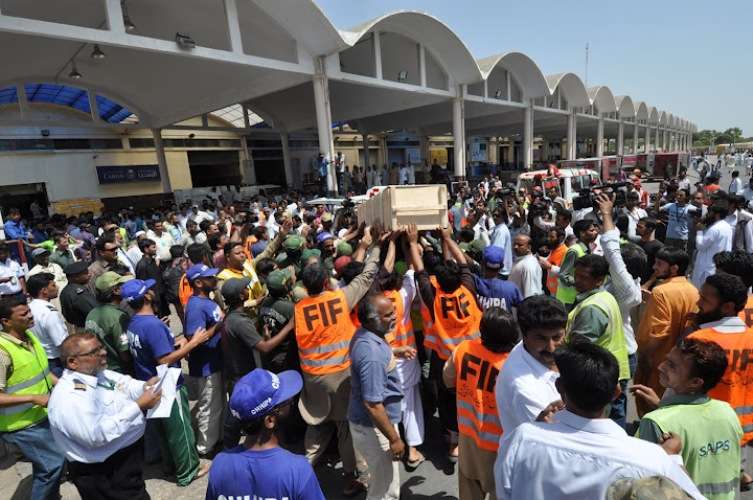 کراچی ائیرپورٹ پر بھوجا ائیر حادثے میں جاں بحق  ہونے والوں کے لواحقین کے میتیں وصول کرتے وقت کے مناظر