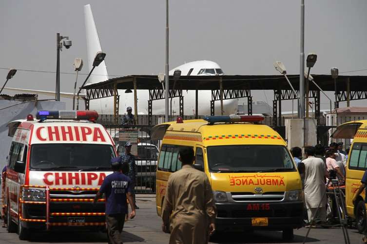 کراچی ائیرپورٹ پر بھوجا ائیر حادثے میں جاں بحق  ہونے والوں کے لواحقین کے میتیں وصول کرتے وقت کے مناظر
