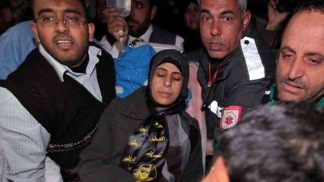 Female Palestinian prisoner Hanaa Shalabi (C) is being transferred to Shifa Hospital in Gaza City, April 1, 2012. Israel deported the female Palestinian prisoner who spent 43 days on hunger strike to the Gaza Strip in early April