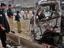 پشاور میں پولیس وین دھماکے سے تباہ، 2 افراد جاں بحق، 17 زخمی