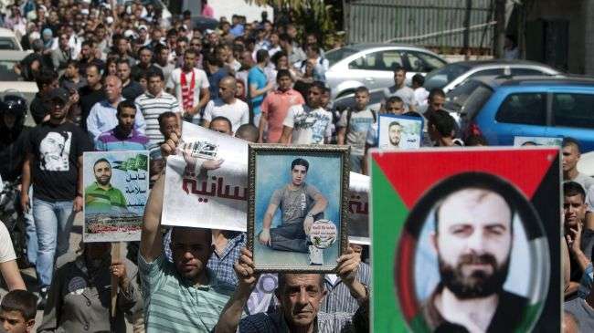 Palestinians in East al-Quds hold demo in solidarity with hunger strikers