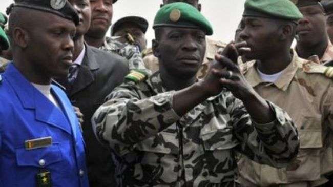 Malian junta leader Captain Amadou Haya Sanogo (C) (file photo)
