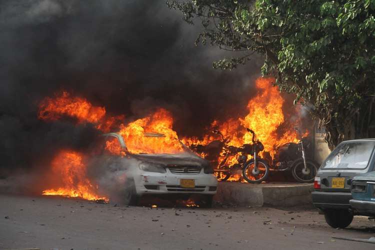 کراچی میں عوامی تحریک کی ریلی پر فائرنگ کے بعد شہر میں ہونے والے پرتشدد واقعات کے مناظر
