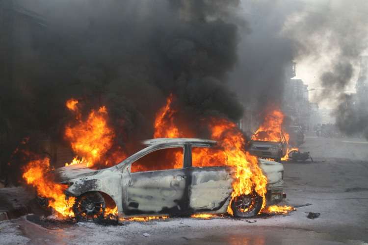 کراچی میں عوامی تحریک کی ریلی پر فائرنگ کے بعد شہر میں ہونے والے پرتشدد واقعات کے مناظر