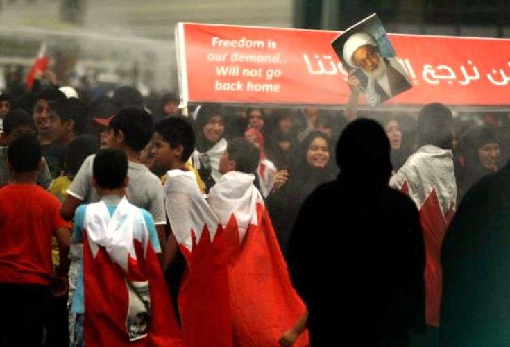 سڑکوں پر سراپا احتجاج بحرینی بچے