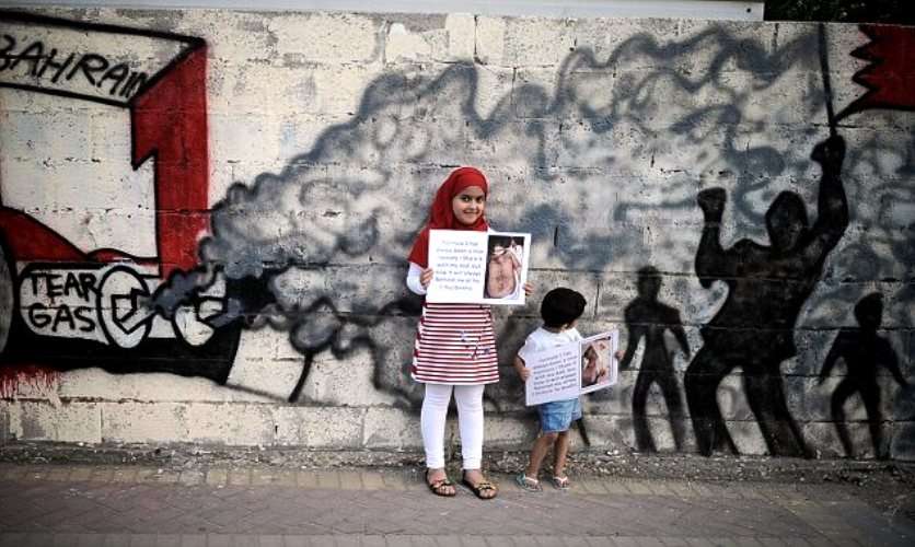 سڑکوں پر سراپا احتجاج بحرینی بچے