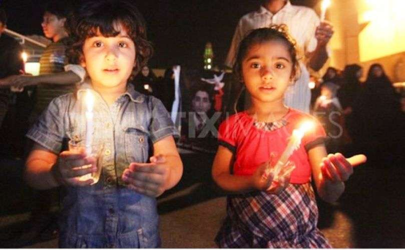 بحرینی بچے شہداء سے تجدید عہد کرتے ہوئے