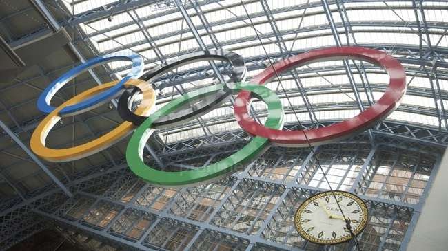 ondons first set of giant Olympic Rings at St Pancras International station