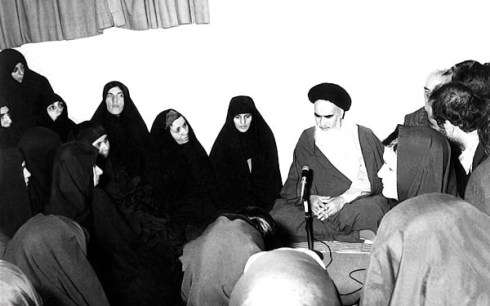 امام خمینی رہ خواتین سے خطاب کرتے ہوئے