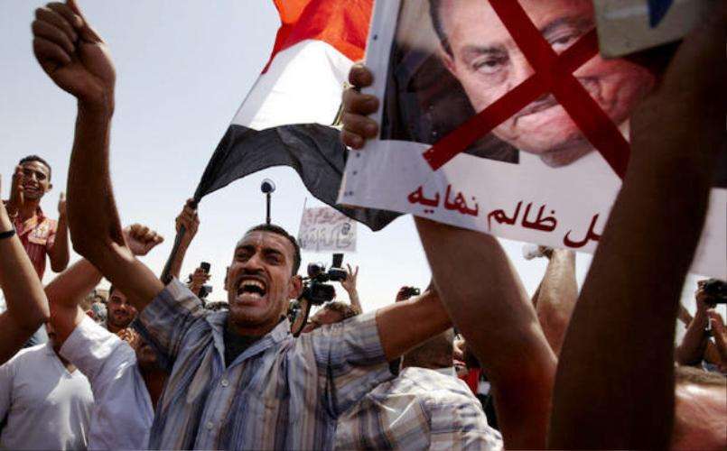 حسنی مبارک کی پیشی کے موقع پر عوامی احتجاج