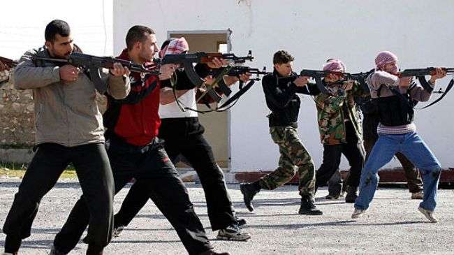File photo shows Syrian rebels during military drills in the Syrian city of Halab.