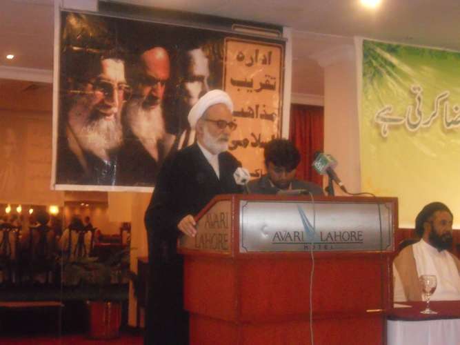 ایرانی عالم دین خطاب کرتے ہوئے