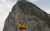 پرچم اسپانیا در مقابل شبه جزیره جبل الطارق به اهتزاز درآمده است