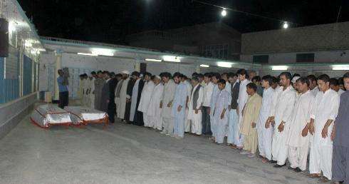 آئی ٹی یونیورسٹی کوئٹہ کی بس پر بم دھماکے میں شہید ہونیوالے شہداء کی نماز جنازہ کے مناظر