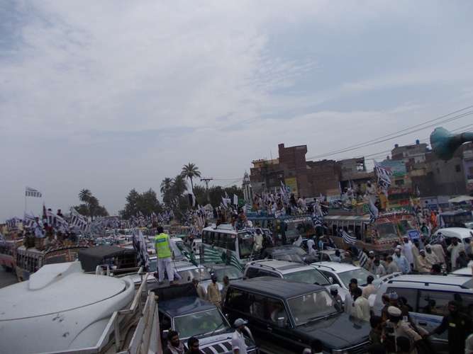 لانگ مارچ میں شامل گاڑیوں کا ایک منظر
