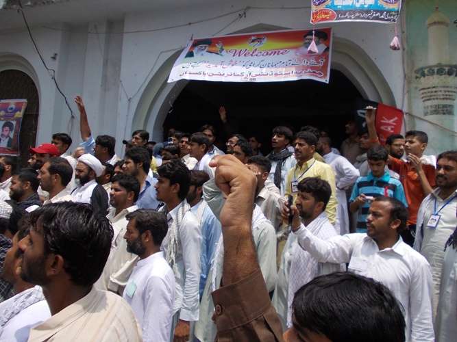 کارکن والہانہ نعرے لگاتے ہوئے