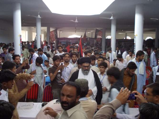 علامہ ساجد نقوی کارکنوں کے جھرمٹ میں