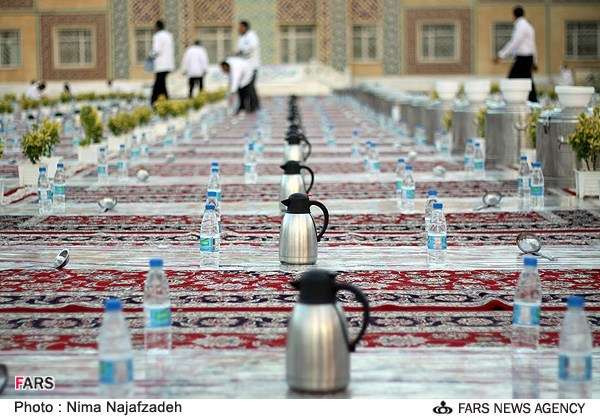 مشہد المقدس، حضرت امام رضا (ع) کے حرم مطہر میں زائرین اور مجاورین کیلئے افطار کا اہتمام