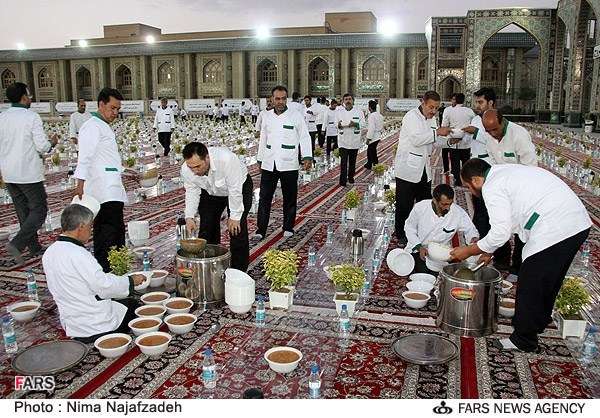مشہد المقدس، حضرت امام رضا (ع) کے حرم مطہر میں زائرین اور مجاورین کیلئے افطار کا اہتمام
