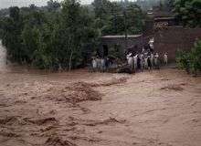 نوشہرہ میں سیلاب آگیا، ایک شخص جاں بحق، متعدد گھروں کو نقصان