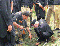 لوئر دیر، پولیس اہلکاروں کی فائرنگ سے خودکش حملہ آور ہلاک