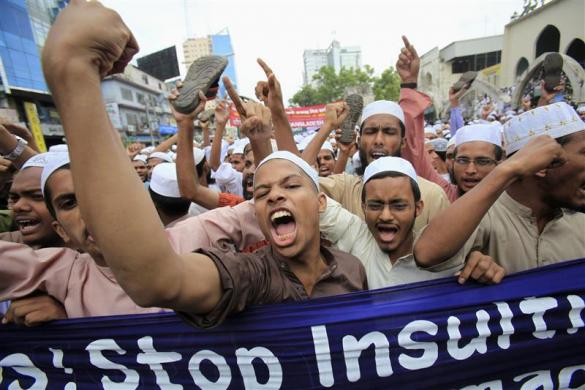 Bangladeshi Muslims shout slogans during a protest in front of the National Mosque in Dhaka September 14 2012. Around 10000 Muslims from half a dozen Islamist groups staged a noisy protest in the capital Dhaka on Friday over the U.S. film said to have in
