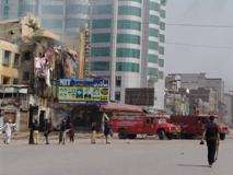 پشاور میں پرتشدد مظاہرے، دو سینما نذر آتش، پولیس فائرنگ سے ایک صحافی جاں بحق