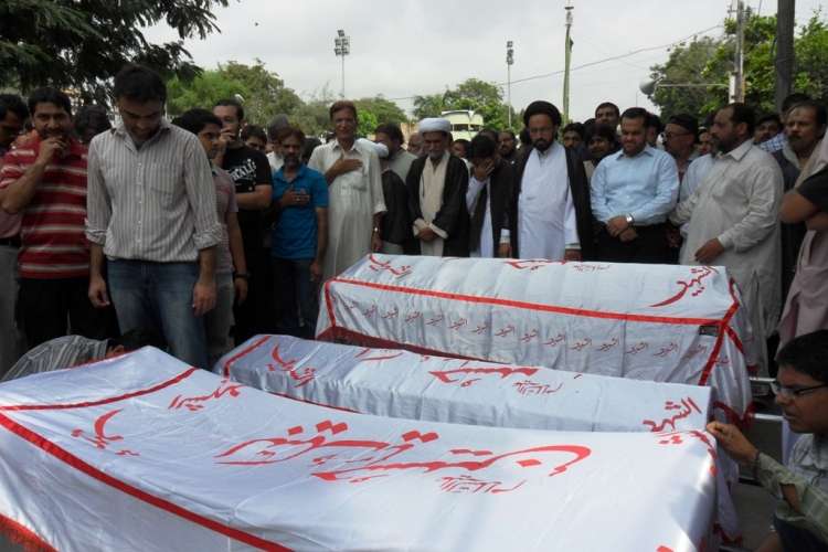 کراچی میں شہید ہونے والے عباس رضا، کمیل رضا اور محمد رضا کی تشیع جنازہ کی تصویری جھلکیاں