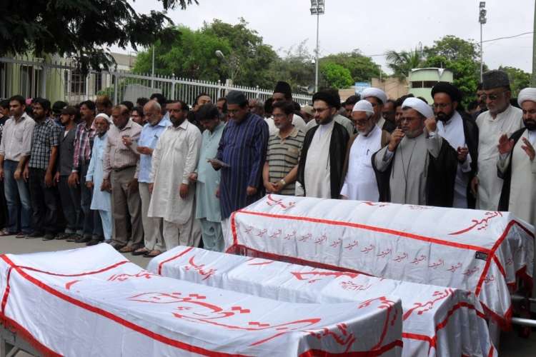 کراچی میں شہید ہونے والے عباس رضا، کمیل رضا اور محمد رضا کی تشیع جنازہ کی تصویری جھلکیاں