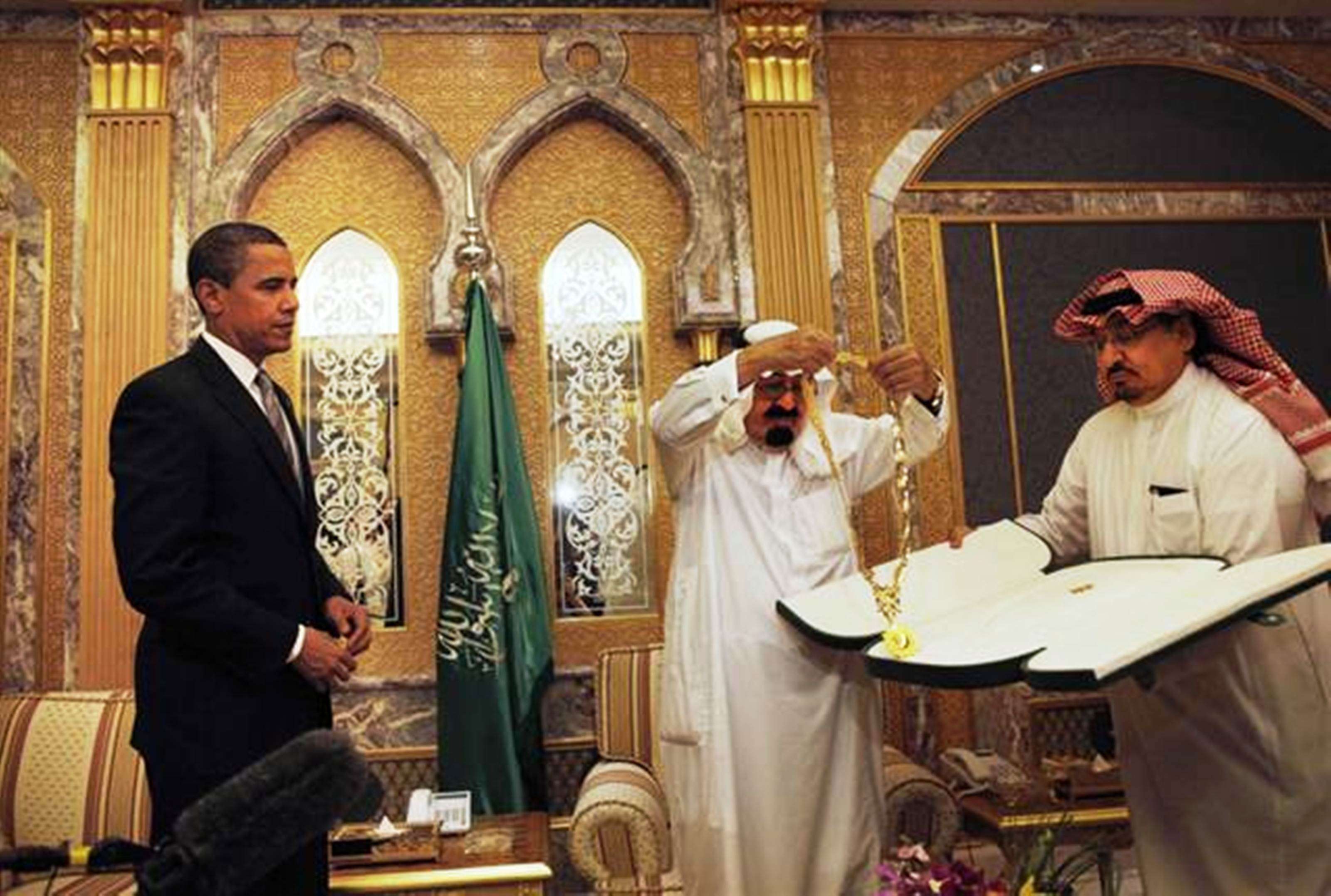 جواب میں شاہ عبداللہ اوبامہ کو ہیروں کا ہار پہنا رہے ہیں