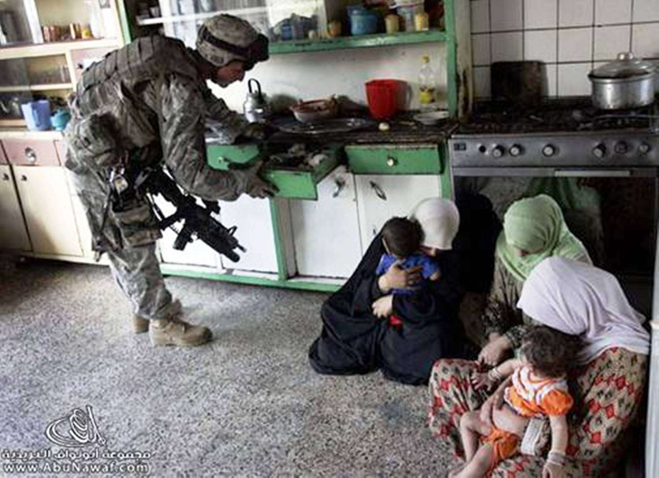 امریکی و اسرائیلی افواج عربوں کے گھروں میں داخل ہوتے ہوئے
