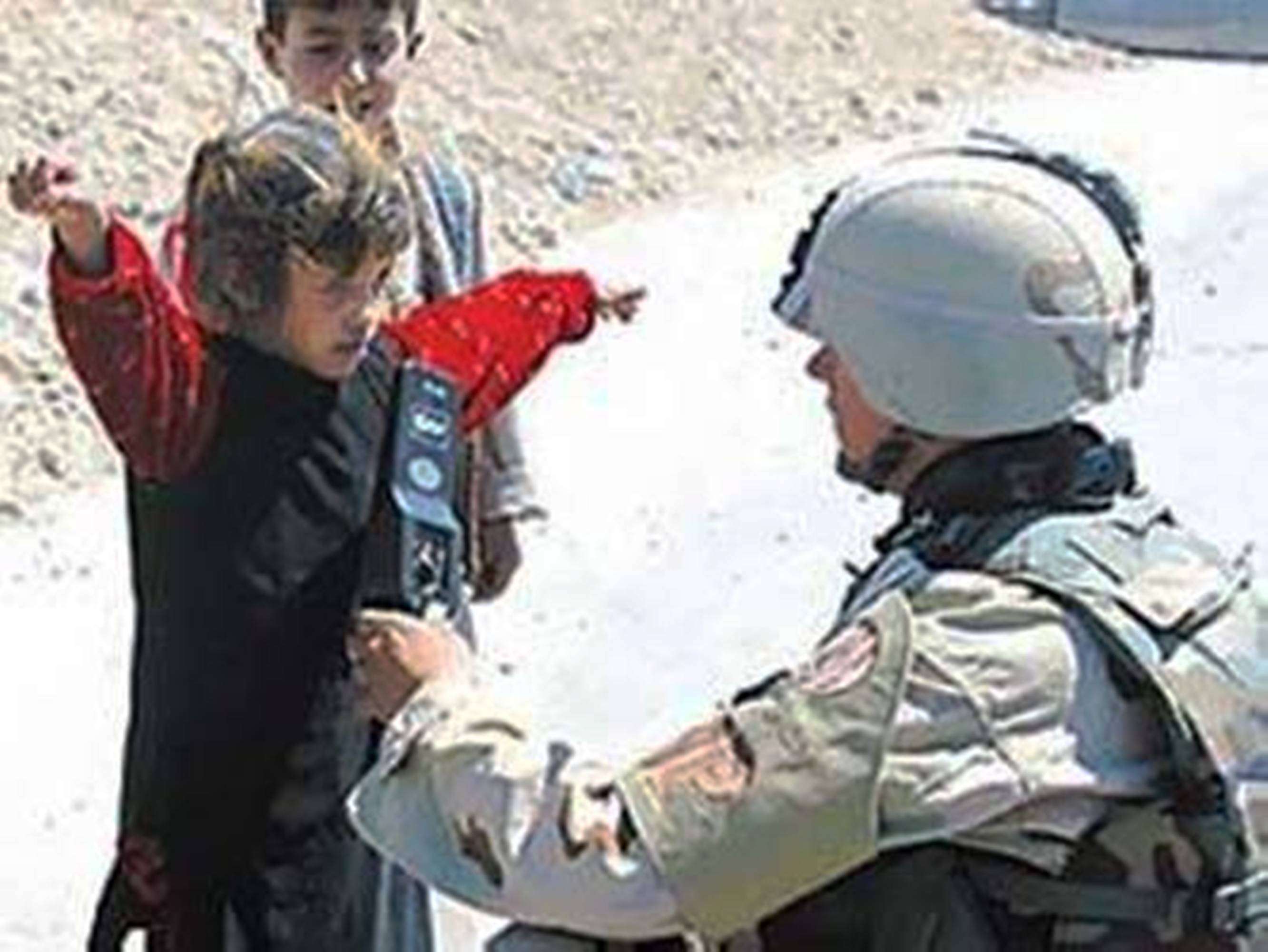امریکی فوجی مسلمان و عرب کمسن بچی کی تلاشی لے رہا ہے