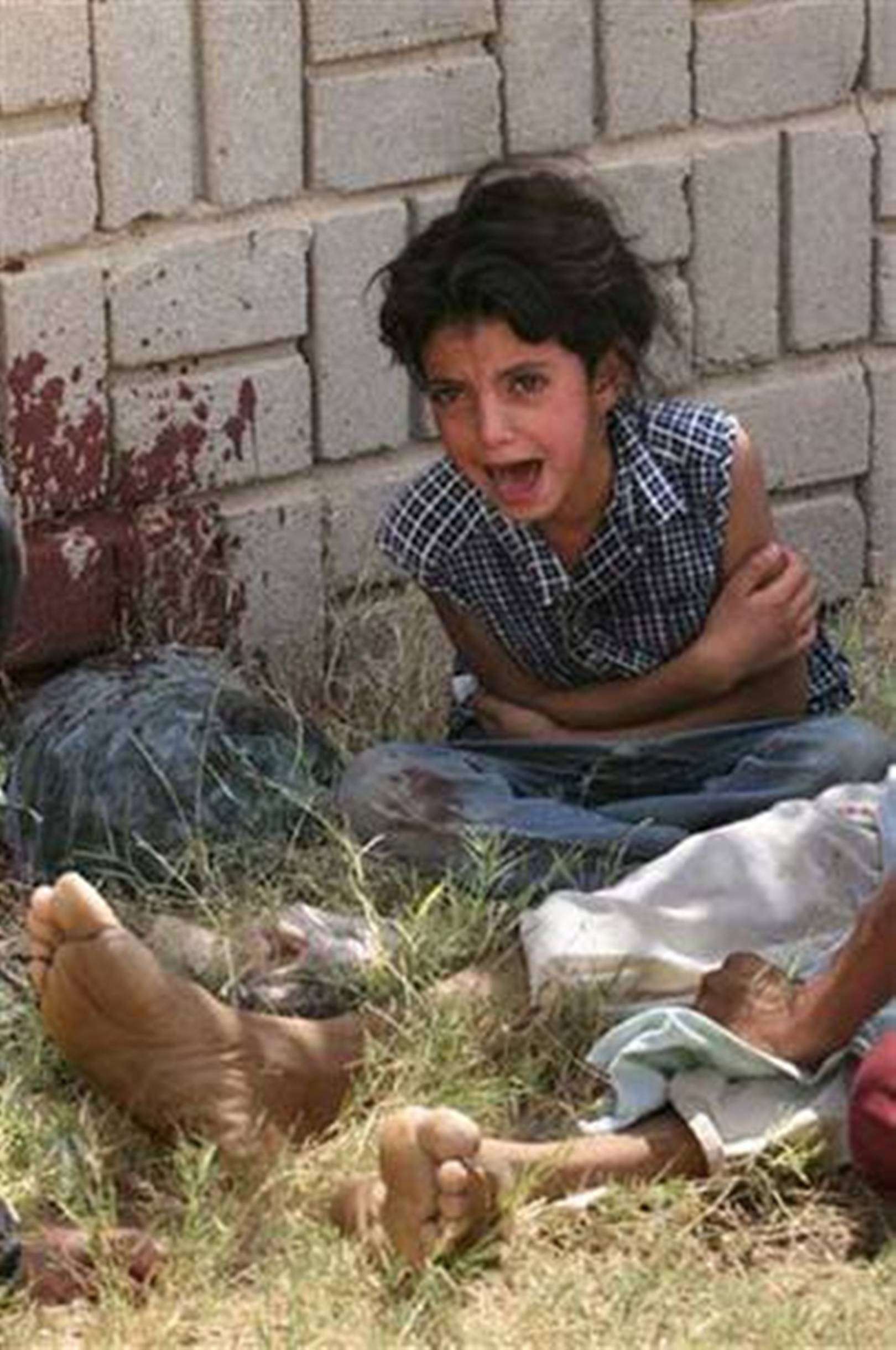 ایک طرف زخمی فلسطینی بچی بلبلا رہی ہے