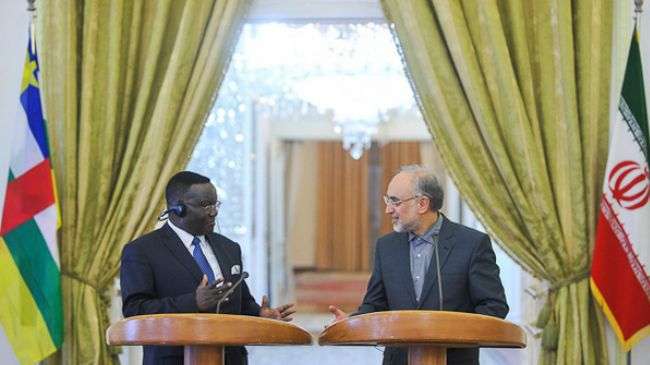 Iran’s Foreign Minister Ali Akbar Salehi (R) talks with his Central African counterpart ahead of their joint news conference in Tehran, Sunday, October 21, 2012.