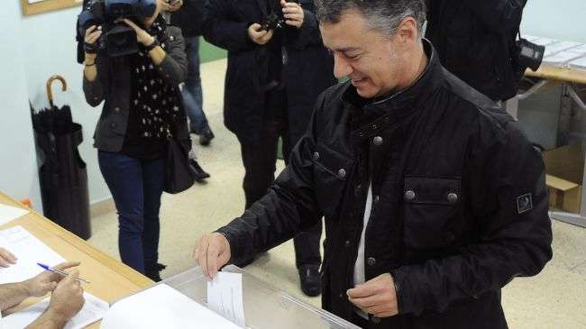 Inigo Urkullu, the candidate of the Basque Nationalist Party (PNV), casts his ballot at a polling station in the northern Spanish Basque village of Durango, October 21, 2012.