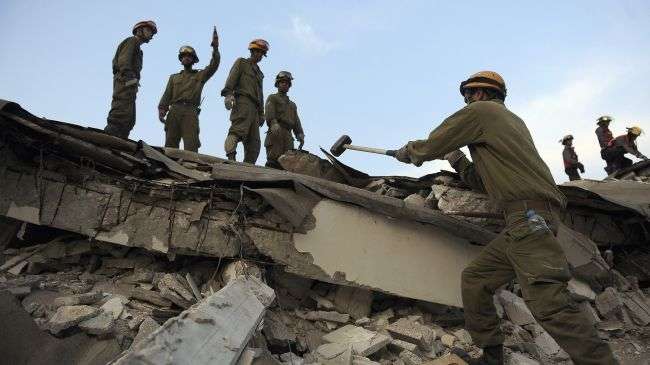 Israeli soldiers during the earthquake drill "Turning Point 6" in the city of Holon, near Tel Aviv on October 21, 2012.