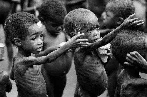 دوسری طرف صومالیہ میں خوراک کی تلاش میں سرگرداں معصوم بچے