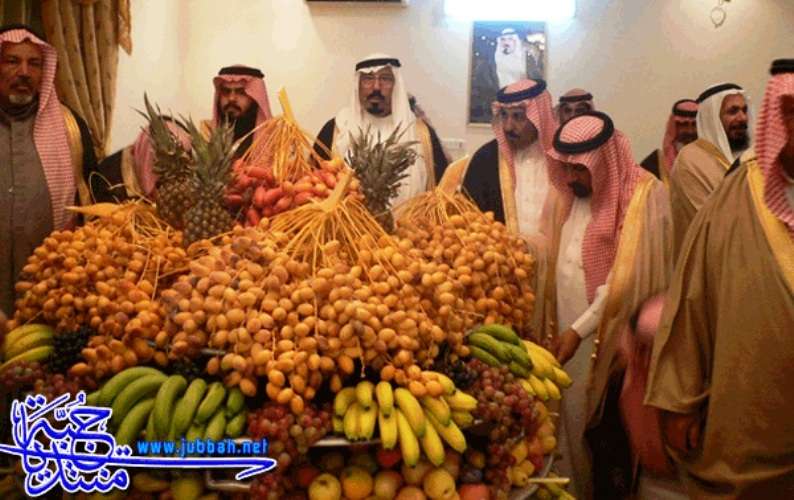ایک طرف قربانی کے گوشت اور پھلوں  سے لطف اندوز ہوتے عرب شیوخ