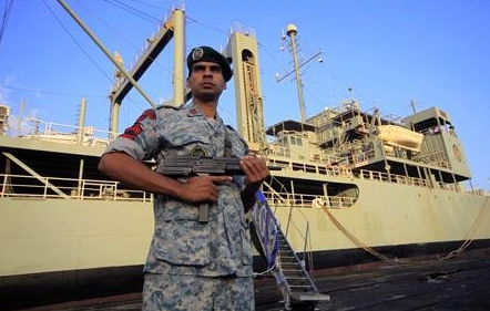 یک تفنگدار دریایی ایران در کنار کشتی نظامی هلی کوپتر بر 