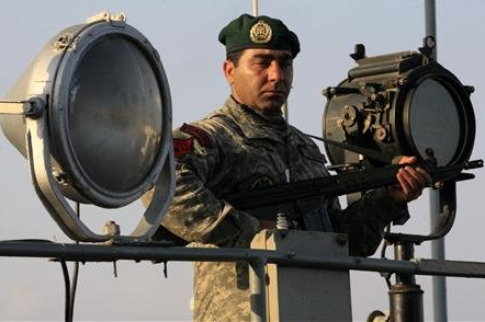 یک تفنگدار دریایی ایران در کنار کشتی نظامی هلی کوپتر بر 
