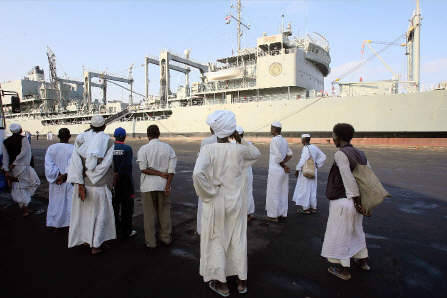 شماری از شهروندان سودانی در هنگام ترک کشتی های نظامی ایران