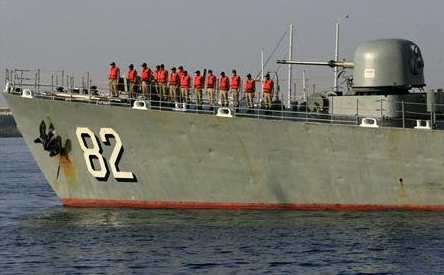 شماری از نظامیان ایران مستقر بر روی عرشه کشتی شهید نقدی در بندر پورتسودان